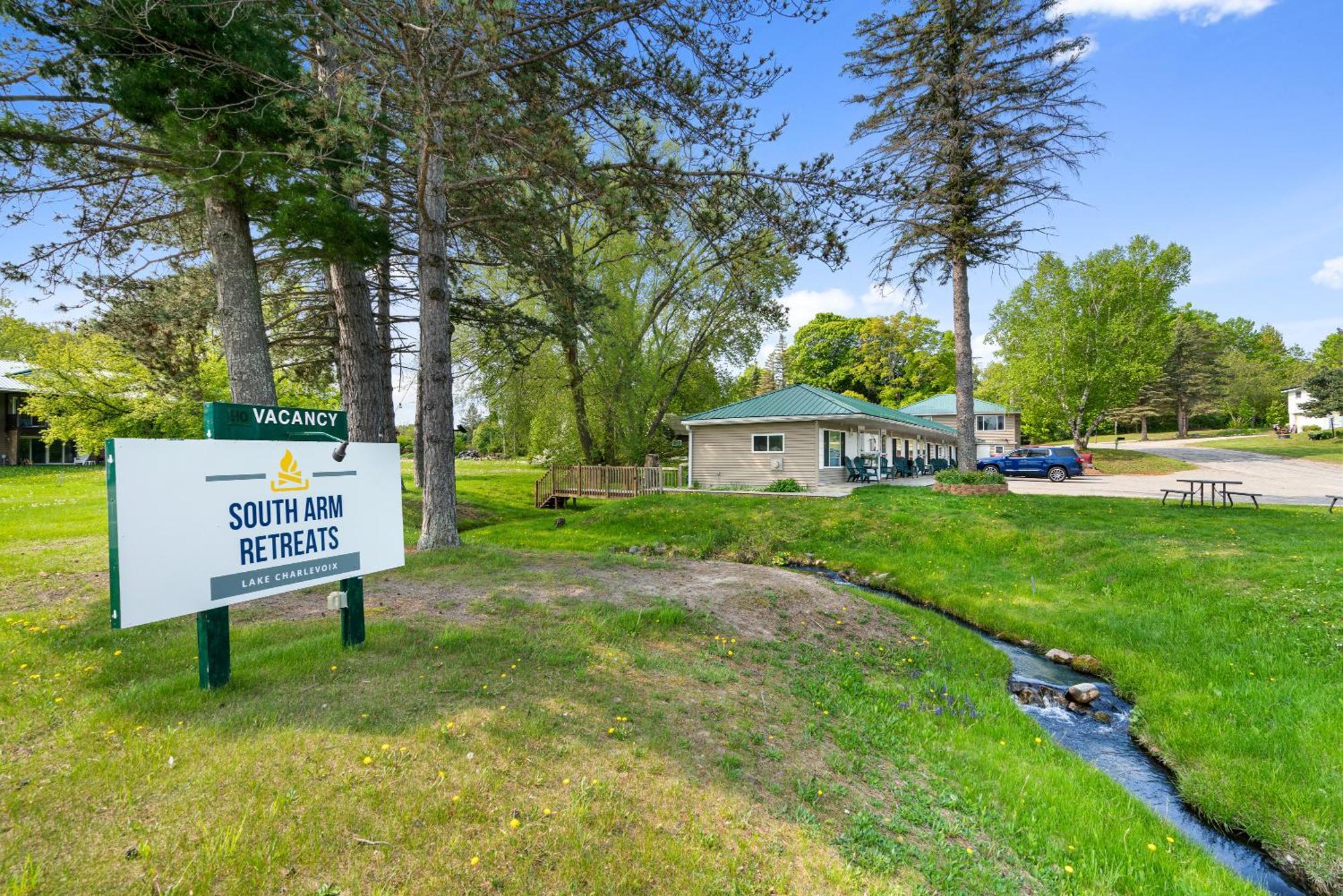 East Jordan South Arm Retreats 모텔 외부 사진